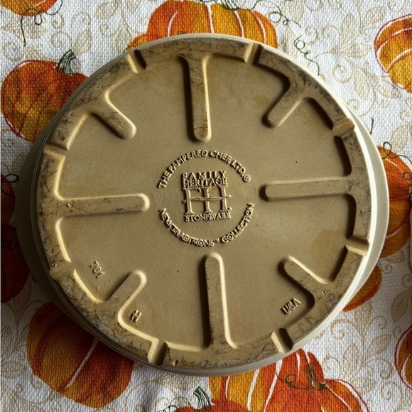 The Pampered Chef Stoneware Round Baker / Baking Dish - Picture 3 of 3